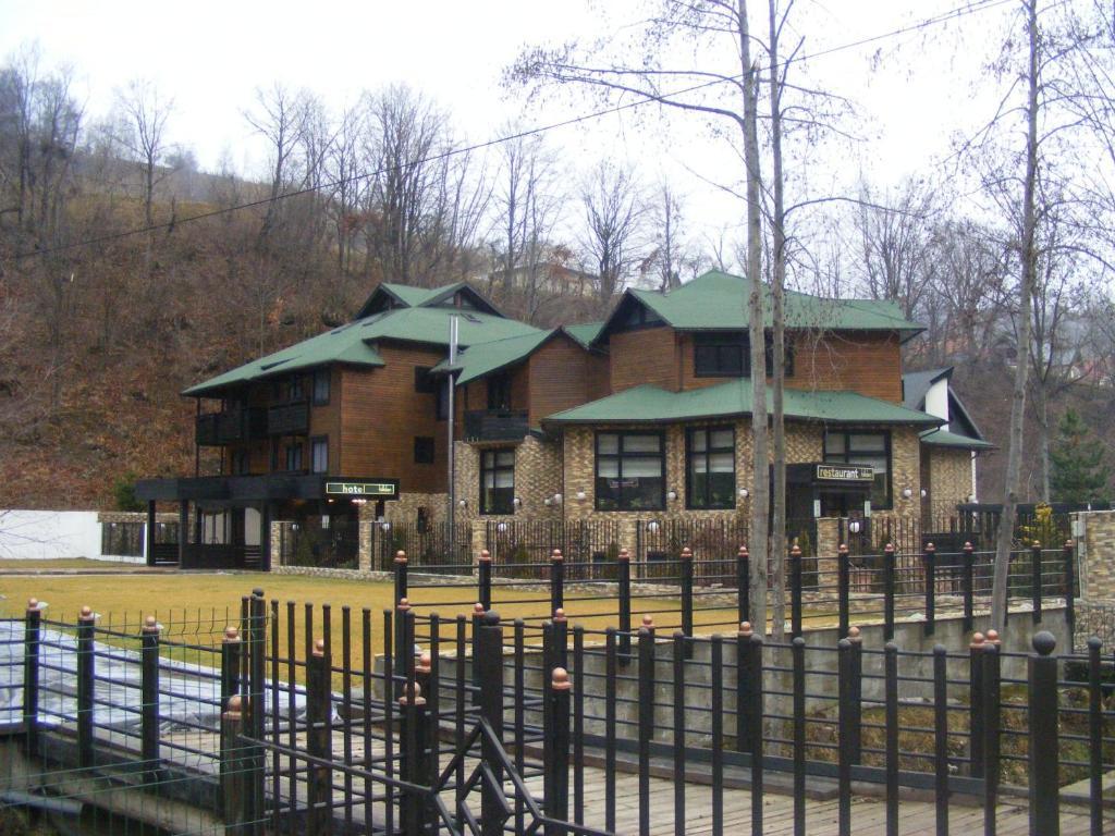 Drumu Carului Hotel Hillden Lodge&Restaurant מראה חיצוני תמונה